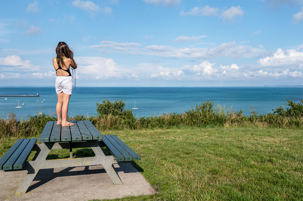 Kind blickt auf das Meer